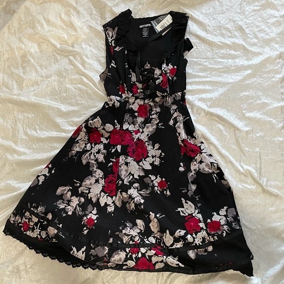 NWT Hot Topic red and black floral ruffle dress - Picture 14 of 14
